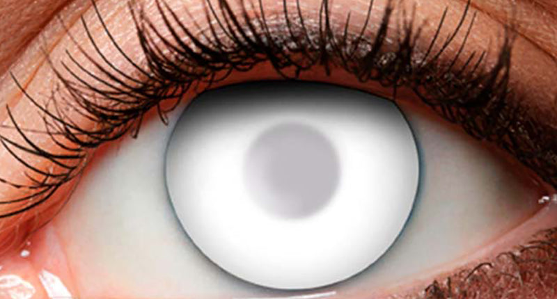 Weeklenzen geest close-up: melkwitte lens met lichtgrijze pupil op het oog