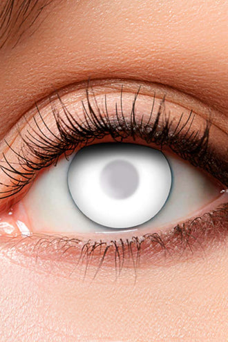 Weeklenzen geest close-up: melkwitte lens met lichtgrijze pupil op het oog