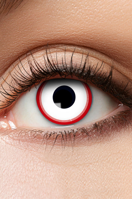Weeklenzen Psycho close-up: wit oog met felrode rand van fijne streepjes rond de iris