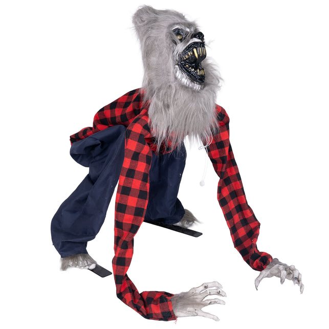 Weerwolf animatronic met opengesperde muil en geruit hemd over donkerblauwe broek