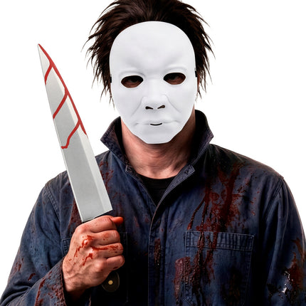 Wit gezichtsmasker met effen mat oppervlak, gedragen bij donkere kleding