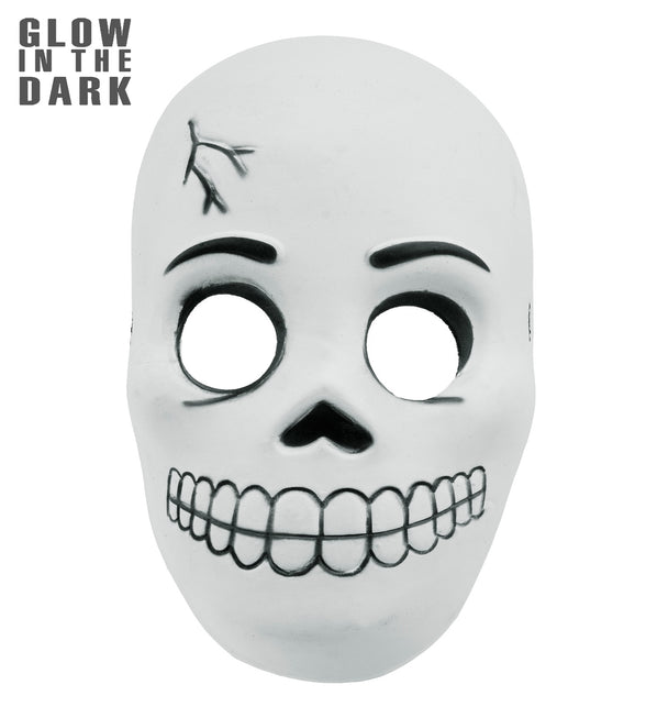 Wit schedelmasker met zwarte wenkbrauwen, hartvormige neus en tandenrij bij daglicht