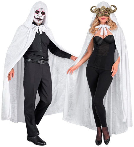 Witte fluwelen kapmantel gecombineerd met een goudkleurig oogmasker voor een gemaskerd bal
