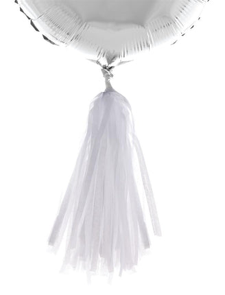 Witte pompon van 35 cm als staart onder een zilveren folieballon
