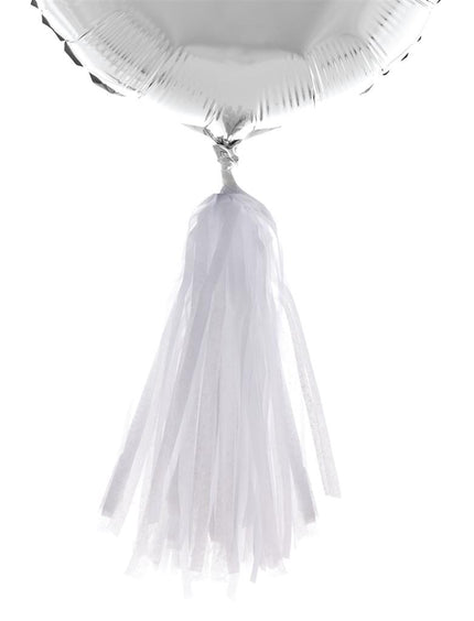 Witte pompon van 35 cm als staart onder een zilveren folieballon
