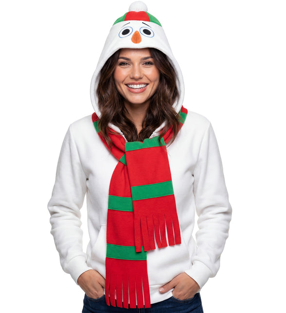 Witte sneeuwpop capuchonjas met rood-groen gestreepte sjaal met franjes, voor een kerstfeest