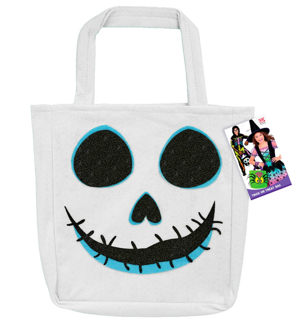 Vooraanzicht spooktas met hartvormig zwart neusje en brede grijns met zwarte steken op turquoise boog