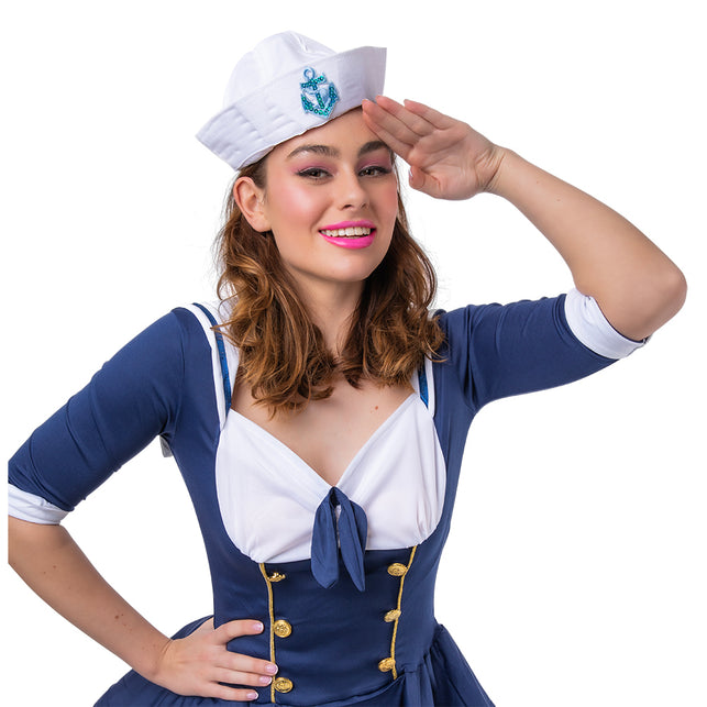 Witte zeemansmuts met anker gedragen bij een blauw-witte matrozenoutfit voor een themafeest