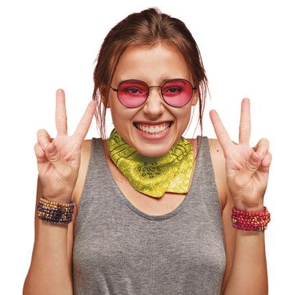 Zakdoek cowboy geel met wit paisleydessin, los om de nek geknoopt bij een hippie- of westernlook