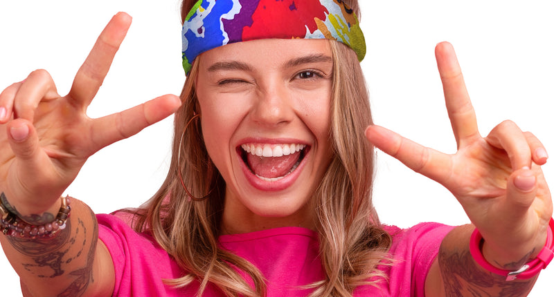 Zakdoek hippie tie-dye als hoofdband geknoopt, kleurrijke tie-dyeprint voor een flower power feest