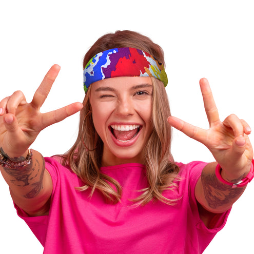 Zakdoek hippie tie-dye als hoofdband geknoopt, kleurrijke tie-dyeprint voor een flower power feest