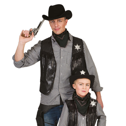 Zakdoek zwart 50 x 50 cm als bandana om de nek geknoopt bij een cowboyvest met sheriffster