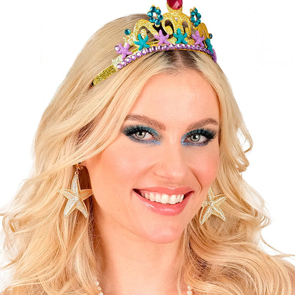 Zeemeermin tiara op golvend haar, close-up van roze steen en glitterkrullen