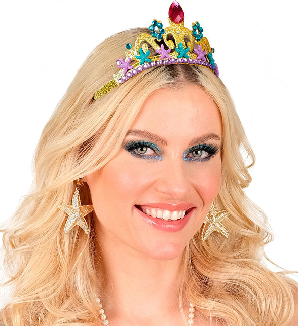 Zeemeermin tiara op golvend haar, close-up van roze steen en glitterkrullen