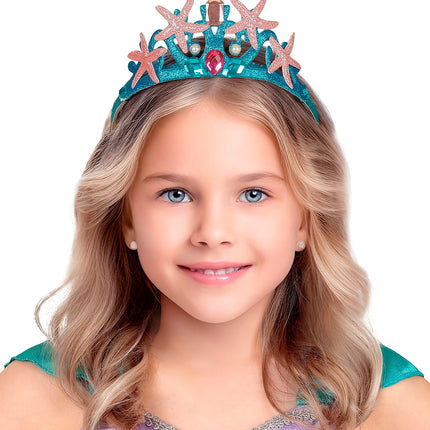 Zeemeermin tiara op het hoofd van een meisje, kroon met roze zeesterren en roze steen