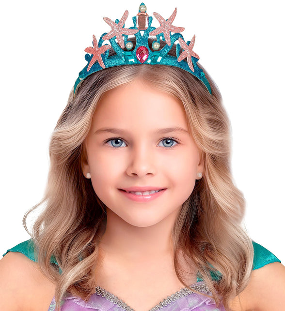 Zeemeermin tiara op het hoofd van een meisje, kroon met roze zeesterren en roze steen