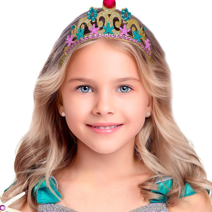 Zeemeermin tiara op los blond haar van een meisje, goudkleurige beugel met lila steentjes