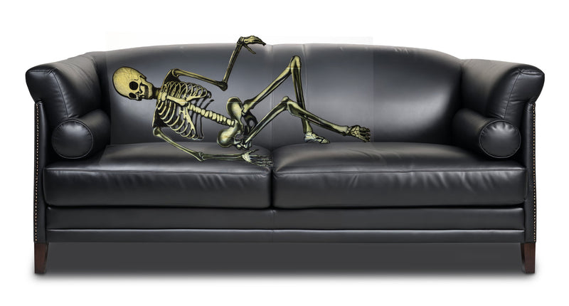 Zetelhoes skelet over een zwarte leren bank, transparante pvc-folie met botgele skeletprint voor Halloween