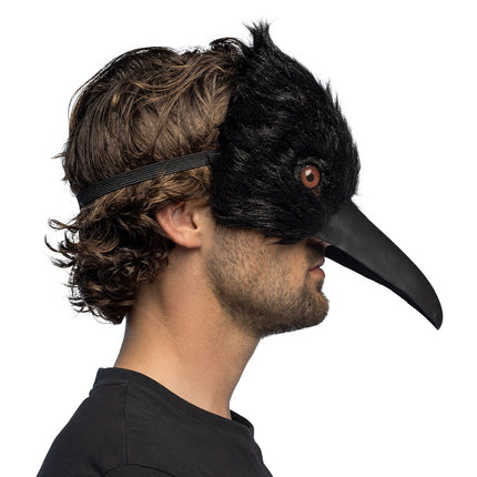 Zijaanzicht van het halfmasker Kraai met platte band achter het hoofd en licht gebogen snavel