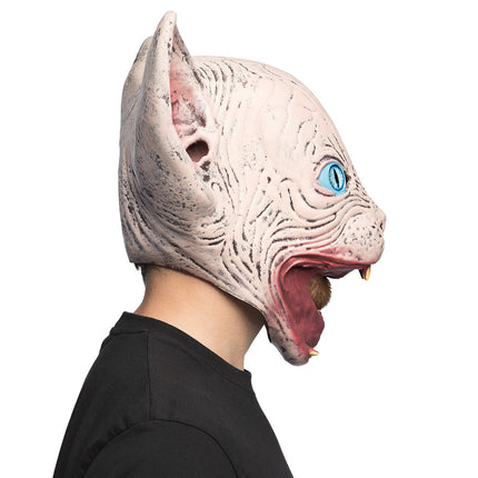Zijaanzicht van het kattenhoofdmasker met puntig oor, blauw spleetoog en wijd open bek