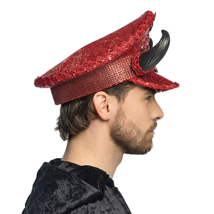 Zijaanzicht van de rode demon pet met klep en een zwarte hoorn, gedragen door een man
