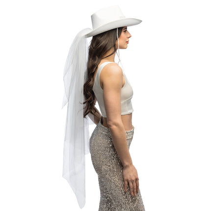 Zijaanzicht van de witte cowboyhoed Bride gone wild met sluier die tot onder de heupen valt