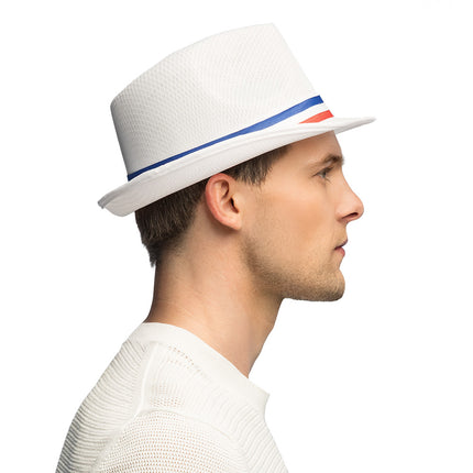 Zijaanzicht van de witte Frankrijkhoed met smalle rand en blauw-rood lint rond de bol