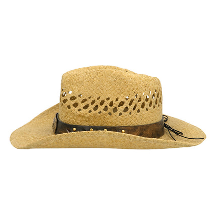 Zijkant van de cowboyhoed Maverick bruin met omhoog gebogen rand en goudkleurige noppen op de band