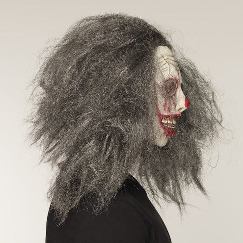 Zijkant van het latex zombieclownmasker met volle grijze haardos en bloedrode mond