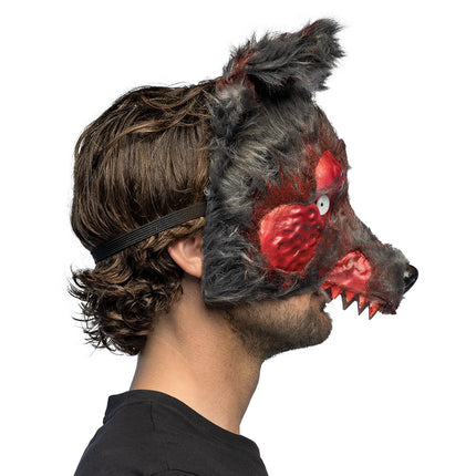 Zijkant van het weerwolf halfmasker met puntige tanden, rode wonden en zwarte band om het hoofd