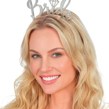 Zilveren bruids tiara met sierlijke Bride letters boven op het hoofd