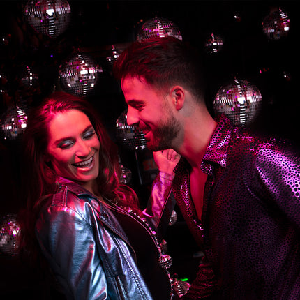 Zilveren discoballen als plafondversiering op een jaren 70-feest