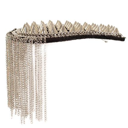 Zilveren epaulet met spikes van de zijkant, met lange kettinkjes en speldje aan de achterzijde