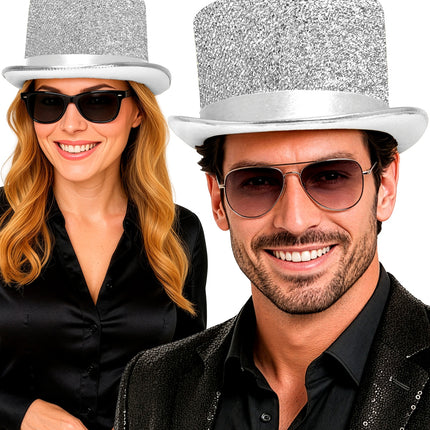 Zilveren glitter hoge hoed gedragen door dame en heer bij zwarte outfit op een glamourfeest