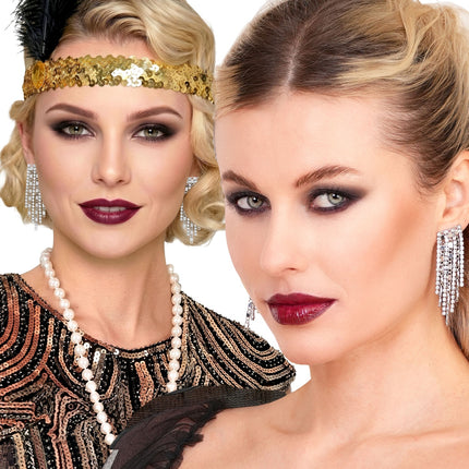Zilveren strassfranje oorbellen bij een charlestonlook met donkerrode lippen en smokey eyes