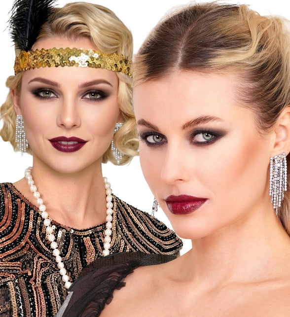 Zilveren strassfranje oorbellen bij een charlestonlook met donkerrode lippen en smokey eyes