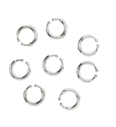 Zilverkleurige clip-on nep piercings los uitgelegd, elk met twee bolletjes aan de open zijde