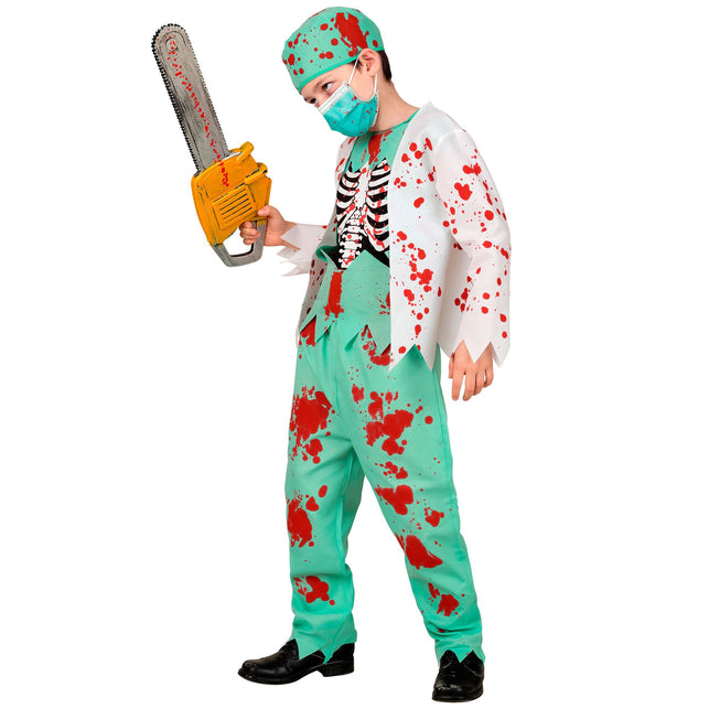 Zombie dokter kostuum jongens zijaanzicht met bespatte witte jas en mintgroene operatiebroek