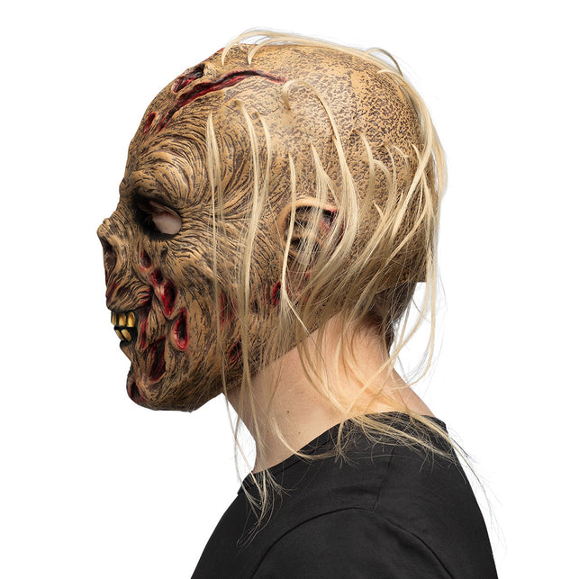 Zombie Grumble hoofdmasker zijkant met gerimpelde latexhuid en lang blond haar