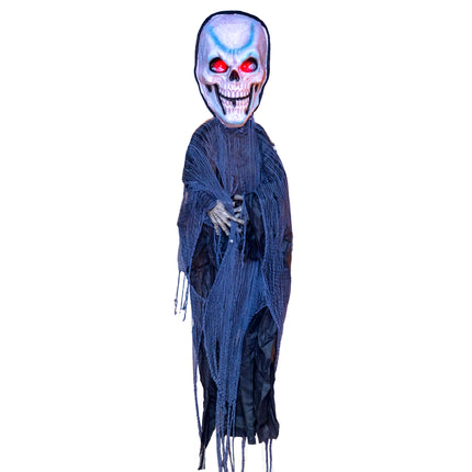 Zombie hangdecoratie met grijnzende schedel, rode oplichtende ogen en grijze gerafelde lompen voor Halloween