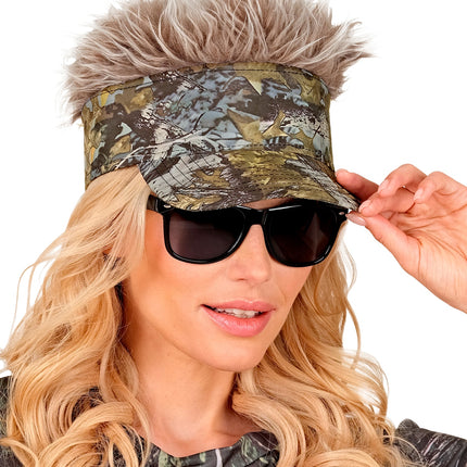 Zonneklep camouflage met pluche haar bij een dame met zonnebril, zijwaartse klep