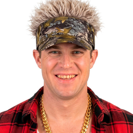 Zonneklep met pluche haar camouflage gedragen bij een foute party-outfit