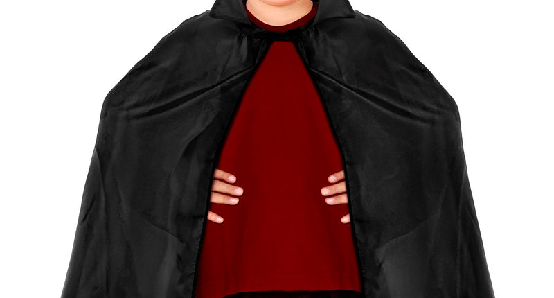 Zorro cape kind in het zwart met staande kraag, 100 cm lang, gedragen door een jongen