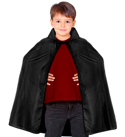 Zorro cape kind in het zwart met staande kraag, 100 cm lang, gedragen door een jongen