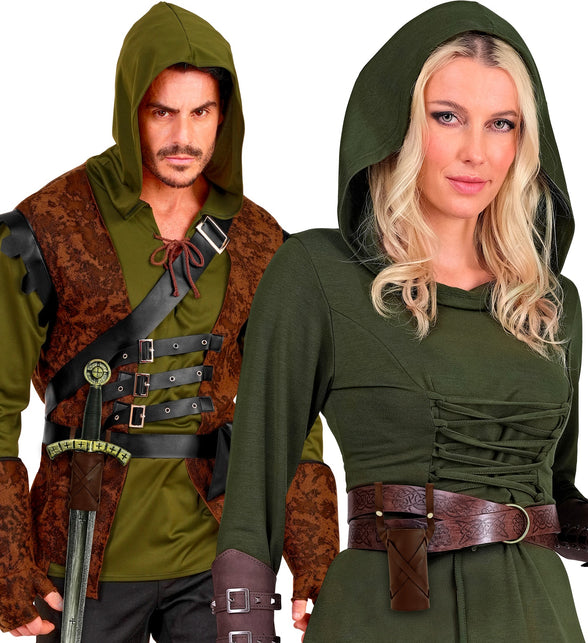 Zwaard holster bruin aan de gordel van een groene middeleeuwse outfit met kap