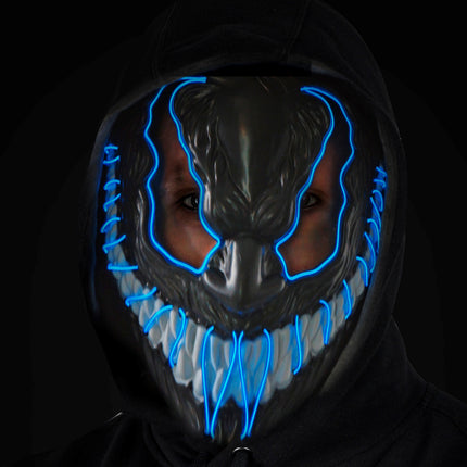 Zwart monster masker met blauwe lichtdraden en witte tanden, gedragen op een donker horrorfeest