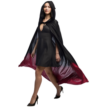 Zwart-rode cape met kap over zwarte jurk, kleurverloop naar donkerrood, voor Halloween