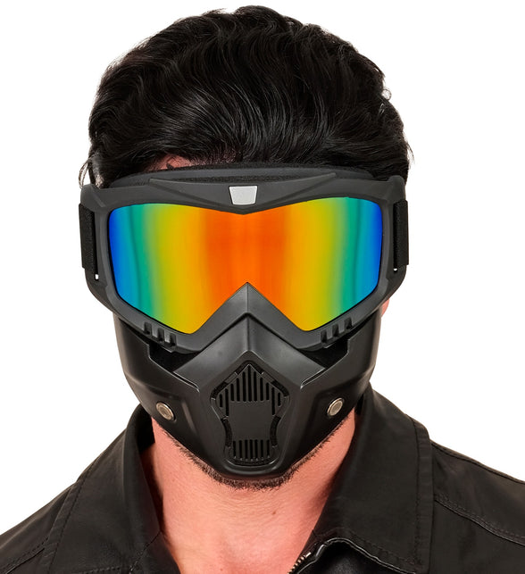Zwart tactisch masker met regenboogvizier en zilveren nietjes, gedragen door heer