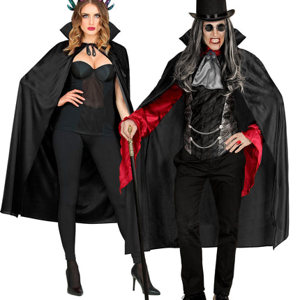 Zwarte cape 130cm gedragen bij een vampierlook met hoge kraag en striksluiting