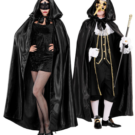 Zwarte cape met capuchon en halsstrik bij venetiaans masker op een gemaskerd bal